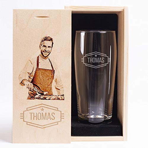 Geschenkegarten Bierglas mit Namensgravur und gravierter Foto-Holzkiste