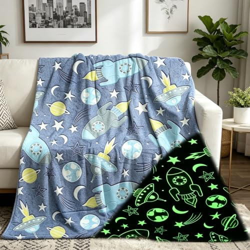 Decke Leuchtet im Dunkeln Kinderdecke Dinosaurier Weltraum Fußball Bagger Kuscheldecke Leuchtende Decke für Kinder Jungen und Mädchen Kuschelig Warme Geschenk Deck (Weltraum, 130x150cm)