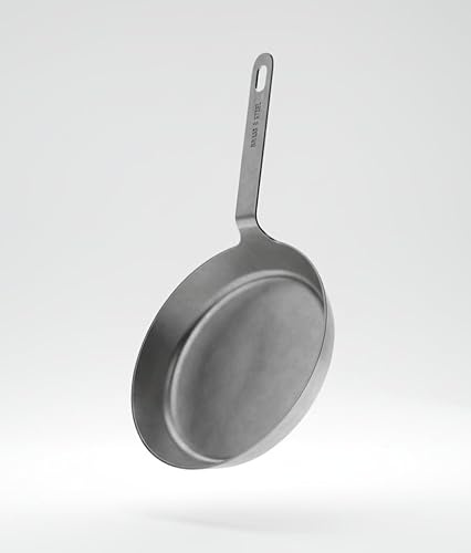 Brass & Steel Padella Sauté in Acciaio al Carbonio, 27 cm, Forgiata in un Pezzo Unico, Superficie di Cottura 23 cm, Altezza 4,5 cm, Manico 18,5 cm