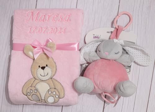 BotoBaby ★ GESCHENKSET Babydecke mit Namen und Datum Bestickt + Spielzeug ★ Geschenk ★Geburt ★ Taufe ★ (Set 16)