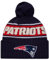 New Era Mütze für Kinder und Jugendliche, NFL Offizielles Sideline-Team-Logo, Sherpa-Streifen-Bommel, Strickmütze für kaltes Wetter, New England Patriots - Navy, Einheitsgröße