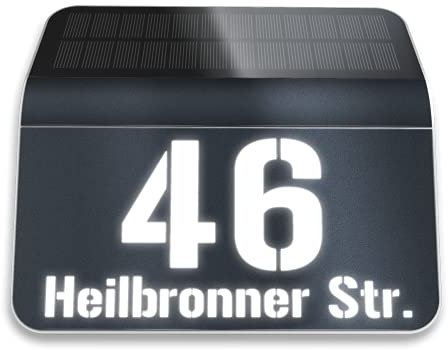 Metzler Hausnummer mit Straßennamen beleuchtet Solar aus Acrylglas in Anthrazit - Hausnummernschild beleuchtet mit LED Beleuchtung mit Dämmerungsschalter Personalisiert mit Wunschtext - 22,7 x 24,2 cm