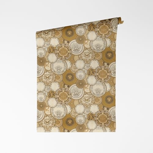 A.S. Création VERSACE VI Art De La Table non-woven tapet – barock tavla konstmotiv, porslinsinredning med medusakhuvud, vinylyta, barocktapet, design, 10,05 m x 0,70 m, guld/grädde – 791363