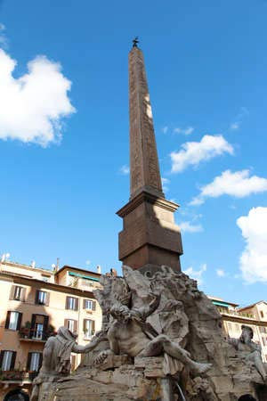 Póster de 90 x 70 cm: vista soleada de la Piazza Navona con la Fuente de los Cuatro Ríos (Italiano: Fontana dei Quattro Fiumi) con Ob(143979702)