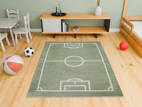 AKCILA Rechteckig Kinderteppich Lima Fußball Feld Grün 80x150 cm, Teppiche für EIN Kinderzimmer mit kurzem Flor, Kinderteppich Jungen, Teppich Teenager Kinderspielteppich, Spielteppich, Kids Carpet