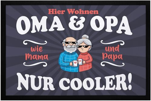 MoonWorks® Fußmatte Geschenk Hier wohnen Oma und Opa Großeltern lustige Geschenkidee Weihnachten rutschfest & waschbar Schwarz 60x40cm