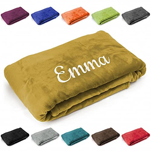 Deitert Kuscheldecke mit Namen oder Wunschtext Bestickt, 200cm x 150cm, extra weiche und gemütliche Sofadecke/Wohndecke, hochwertiges Fleece, personalisiertes Geschenk (Senfgelb)