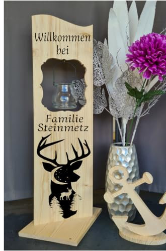 Designbysh Personalisierter Holzaufsteller, Holz Deko Schild Holzschild Eingangsschild mit Windlich aus Glas, Hirsch
