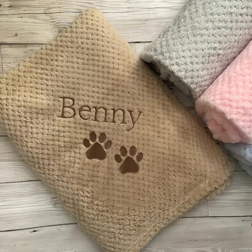 HDLOVE Personalisierte Haustierdecke, Maßgeschneiderte Haustierdecke Für Hunde, Mit Gestickten Namen Und Pfotenmustern, Flanellfutter, Schützt Haustiere Vor Kratzern Durch Haare(17.7x25.6inch)