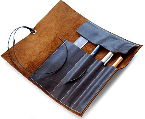 Manufactica® SIMPLE Leder Stifterolle – Federmäppchen aus Leder – Stifteetui für Stifte, Pinsel oder Zeichenzubehör – handgefertigt – viele Farbkombinationen