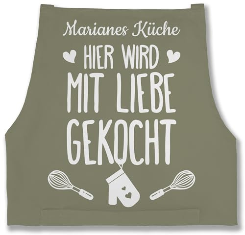 Geschenk mit Namen personalisiert by Shirtracer - Schürze - Kochschürze - Hier wird mit Liebe gekocht mit Name I Geschenk Kochen