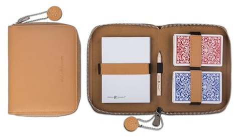 Melia Games Spielkarten Set Deluxe - Premium Karten-Etui aus feinstem Leder - komplettes Set inklusive 2 Spielkartendecks, Notizblock und Bleistift (Designer Edition - Mustard)