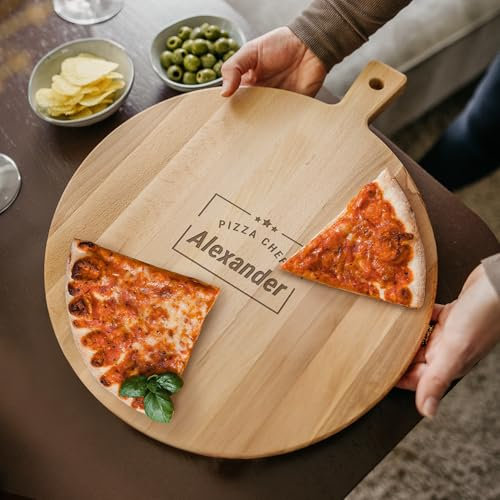 your surprise Pizzabrett mit Namen personalisiert, rundes Pizzabrett aus Holz - Pizzateller aus Buche graviert und mit Griff - Geschenk für Pizzaliebhaber