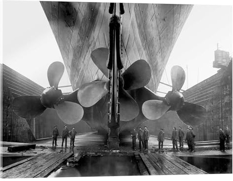 Posterlounge Werftarbeiter unter der Titanic Acrylglasbild | 70 x 50 cm von John Parrot Grau Wandbilder Wanddeko
