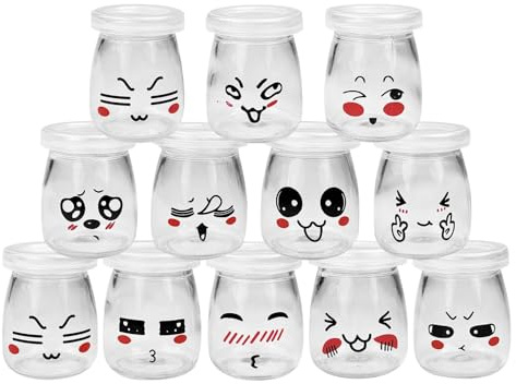 Chiluxendo 12 Pièces Pot en Verre avec Couvercle Réutilisables, Pot Yaourt Transparent, Pots de Yaourt avec Motifs Cartoon, Petits Pots en Verre pour Mousse, Gelée, Confiture, Lait et Apéritif(100ML)