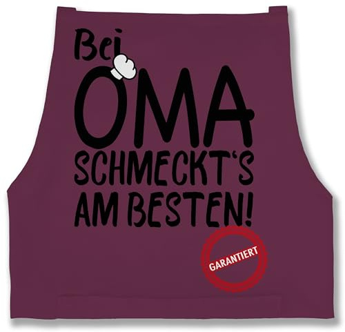 Shirtracer Schürze - Erwachsene - Bei Oma schmeckts am besten - 85x69 - Aubergine - geschenk kochen kochschürze damen für weimachtsgeschenke schmeckt bäckerschürzen beste omas mit spruch