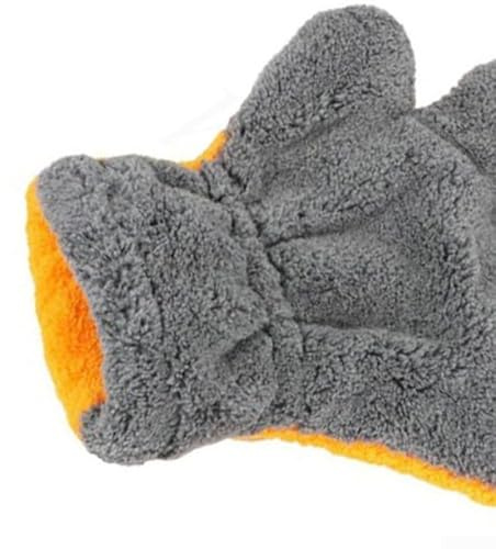 Autopflege-Handschuhe aus feiner Mikrofaser für eine sanfte und dennoch effektive Reinigung von Lackierleisten und Innenverkleidungen