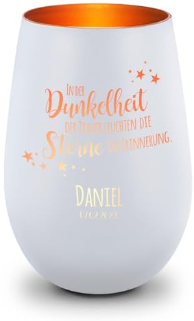 GRAVURZEILE Deko Windlicht aus Glas mit Gravur - In der Dunkelheit der Trauer - Trauerlicht für Teelichter und Kerzen - Grabschmuck zur Beerdigung oder als Andenken - Weiß/Bronze