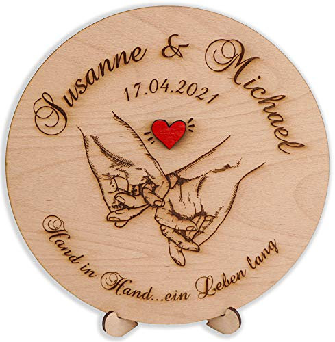 - Holzscheibe aus Holz 20cm - Gravur Personalisiert Name Datum Paar - Hand in Hand mit rotem Herz