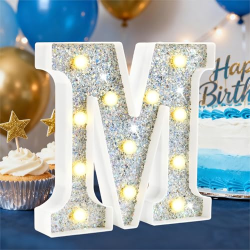 HEYCOLOR Silberne Glitzer LED Buchstaben M, Warmweiß LED Buchstaben Lichter Alphabet, Leuchtbuchstaber Als Teenager Mädchen Jungen Geschenke, Party Dekor für Geburtstags Hochzeit Muttertag Birthday