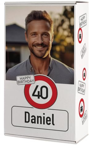 Herz & Heim® Verkehrszeichen Geschenkkarton zum Geburtstag mit Ihrem Wunschalter und Namen des Geburtstagskindes in verschiedenen Größen erhältlich (L - Foto)