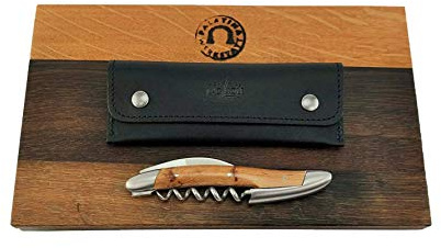 Forge de Laguiole Couteau de sommelier – Poignée genévrier – Acier inoxydable mat inox+étui en cuir noir+planche à découper en bois de tonneau (chêne) 25 x 15 cm