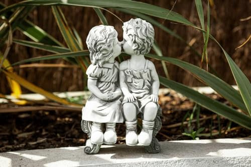 Garden Mile® White Stone Effect Kissing Kids On Bench Resin Boy And Girl Garden Or Home Ornament Sculpture Statue Figurine Adorable for Flowerbeds Patio Pond Lawn Pathway Outdoor Decoration