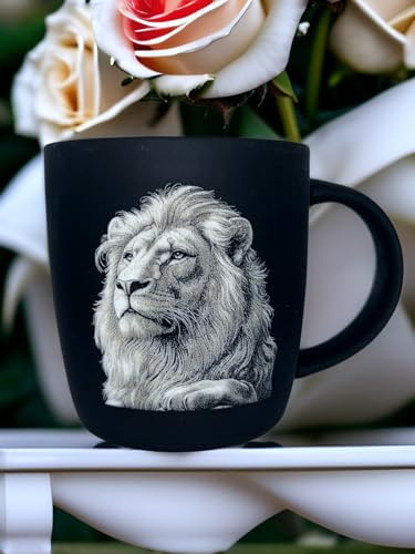 Tasse aus Porzellan/Außen gummiert/ 300ml – schwarz/Personalisiert/Geschenkverpackung/mit Tier-Motiven/oder nur Text Lasergravur (Schwarz, Löwe)