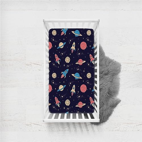 Odot Spannbettlaken für Kinderbett, Kinderwagen Matratzenbezug, Weiche Babybett Spannbetttuch Spannbettlaken, Perfekte Passform Durch Rundum-Gummizug (120x60cm,Planet Rakete 2)