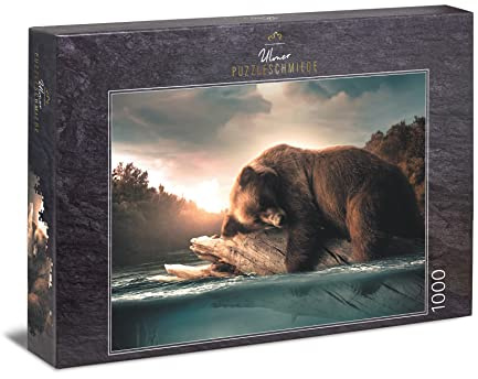 Ulmer Puzzleschmiede - Puzzle „Bärenruhe“ - Träumerisches 1000 Teile Tiere-Puzzle – Der schlafende Bär auf einem Baumstamm in einem See in der Natur von Kanada - EIN malerisches Bären-Tierpuzzle