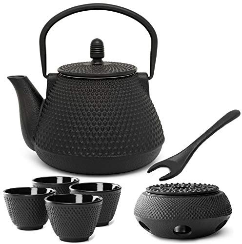 Bredemeijer Teekanne asiatisch Gusseisen Set 0.8 Liter - kleine schwarze Gusskanne mit Henkel & Edelstahl Tee-Filter Sieb-Einsatz für losen Tee & 4 Teebecher (Tassen) & Stövchen &Deckelheber