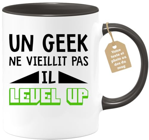 quotedazur Café-Croissant - Mug Personnalisable Texte Photo Humour Anniversaire Un Geek Ne Vieillit Pas Il Level Up - Cadeau Noël Original Adolescent Tasse Nerd Gamer Homme - Noir/Céramique