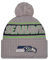 New Era Seattle Seahawks NFL 2024 Sideline Sport Knit Grau Bommelmütze - One-Size