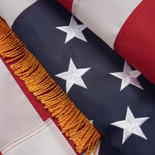 Azcover Amerikanische Flagge, 90 x 150 cm, USA-Flagge mit goldenen Fransen, bestickte genähte Sterne, amerikanische Flagge, strapazierfähiges Nylon, 7,6 x 12,7 cm