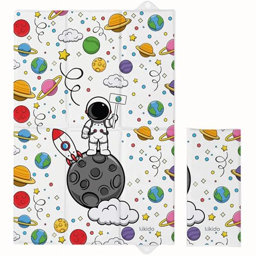 Kikido Portabel Skötdyna 40x60 cm - Astronaut - Vikbar, Kompakt & Vattentät Skötbädd för Bebis, Perfekt för Resa och Blöjbyte - 60x40