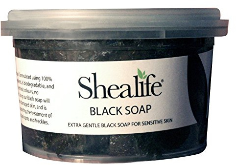 Vasca da 250 g di sapone nero africano, tradizionalmente realizzata con burro di karitè non raffinato, cacao e olio di cocco vergine. Non contiene SLS, detergenti e parabeni. Ideale per pelli molto sensibili, fornito direttamente da Shea Life Skincare. Vasca da 250 g.