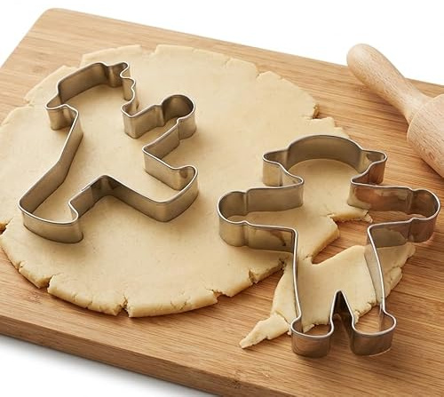 Ampelmann Ausstechformen 2er Set Geher & Steher - Keksausstecher Edelstahl | Ikonische Ampelmännchen Backformen ca. 7,5 cm hoch, rostfrei, spülmaschinenfest - inklusive DDR Kochbuch & Geschenkkarte