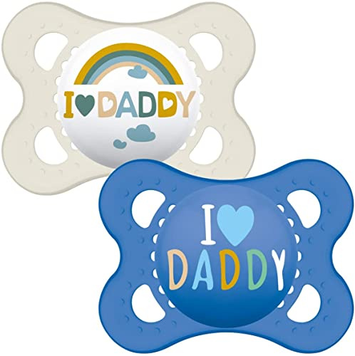 MAM I Love Mama und Papa Schnuller 0-6 Monate (2er Pack), Baby Schnuller mit selbststerilisierendem Reiseetui, Newborn Essentials, Blau (Designs können variieren)