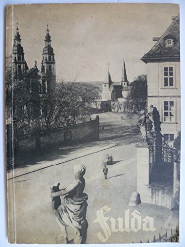 FULDA. Ein Stadtbild. Hrsg. v. J. Theele u. L. Deubner. M. Kartenskizz., zahlr. Textabb. u. 1. gefalt. Stadtplan. Mchn. 1939. 4°. (4), 64, (14) S. Anzeigenteil. Ill. Okt. - Mit 8-zeil. hs. Widm. d. Hrsg. J. Theele.