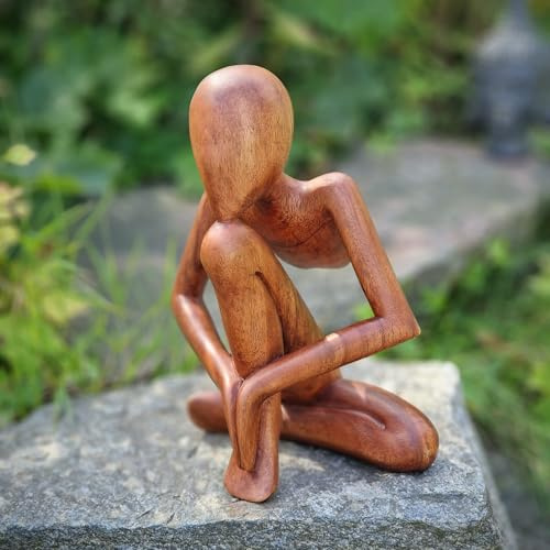 budawi® Handgeschnitzte Holzfigur „Denker“ aus Suarholz – 30 cm | Moderne abstrakte Skulptur | Sitzende Figur aus Naturholz | Deko-Statue