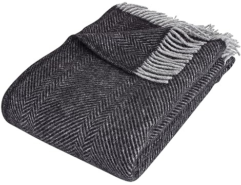Arctic Wolldecke Herringbone - Hochwertiges Plaid mit Fischgrätmuster im Scandi Design - 100% Schurwolle mit Woolmark Siegel - 130 x 200 cm - Schwarz