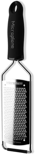 Microplane Küchenreibe Fein für Hartkäse, Zitrusfrüchte, Knoblauch, Chili, Zimt und Muskatnuss in Schwarz mit Edelstahlklingen - Made in USA
