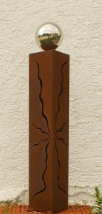 Gartendekoshop24 – Gartendeko Rost Säule, Skulptur, 100 cm, mit Edelstahlkugel und Muster. Handgemachte, dekorative Rostsäule aus Edelsrost, für draußen, für den Garten.