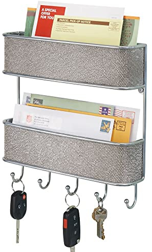 mDesign Schlüsselbrett mit Ablage – vielseitiges Schlüsselboard aus Metall mit Akzenten aus Kunststoffgeflecht – mit 2 Briefablagen für Post und Magazine – Silber