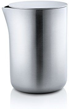 blomus -BASIC- Milchkännchen aus mattiertem Edelstahl mit Deckel, Milchkanne 250 ml Fassungsvermögen, edle Sahnekanne, Gefäß spülmaschinengeeignet (H / B / T: 9,7 x 6,6 x 7,5 cm, Edelstahl, 63620)