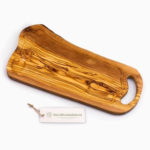 DAS OLIVENHOLZBRETT® Schneidebrett, Servierbrett mit Henkel und Saftrille, Naturform - kann Rinde am Rand haben 45cm | Servierbrett in Naturform/ kann Rinde am Rand haben/Olivenholzbrett für vielseitigen Einsatz/perfekt zum Grillen geeignet!