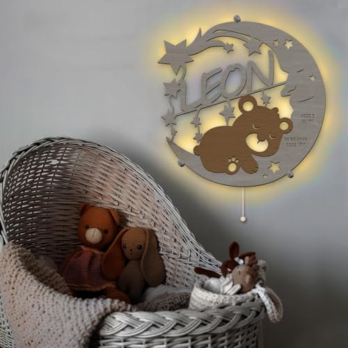 Namofactur® - Personalisierbares Nachtlicht Bär auf Mond aus Holz | Kinderzimmer Lampe mit Name | Warmweiß oder RGB LED mit Fernbedienung | HDF und Pappelsperrholz Deko | Babyzimmer Geschenk Geburt