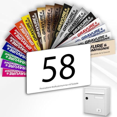 Briefkastennummer – Selbstklebendes PVC Schild mit Gravur – Personalisierte Hausnummer oder Briefkastenschild – MITTEL 7 x 5 cm (Weiß mit schwarzem Text) | Hausnummer aus PVC – personalisierbares Schild – hohe Qualität – einfache Befestigung – UV-beständig
