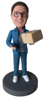 Custom Courier Bobblehead - Figura personalizada de mujer de entrega eficiente en chaqueta de mezclilla azul, dinámica y fuerte, regalo de arcilla hecha a mano para mensajeros, oficina o decoración