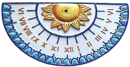 CERAMICA VIETRESE ARTISTICA ITALIANA DIPINTA A MANO, PANNELLO DA PARETE MERIDIANA; ALTEZZA CM. 23, LARGHEZZA CM. 39, PROFONDITA’ CM. 3,5 ( NON COMPRESO DI GNOMONE).